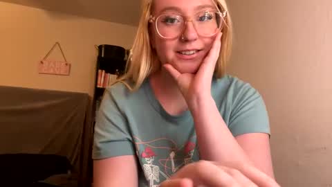 Snapshot of vanillapuddingpie chatting on 01.11.25 vanillapuddingpie online show from 01.11.25