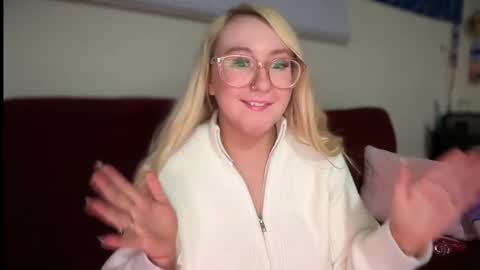 Snapshot of vanillapuddingpie chatting on 03.10.25 vanillapuddingpie online show from 03.10.25