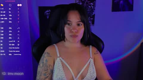 Snapshot of vanne_moon chatting on 10.28.25 Vanne Moon online show from 10.28.25