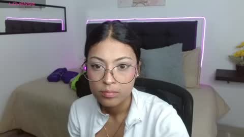 Snapshot of vannesweet_ chatting on 06.19.26 vane online show from 06.19.26