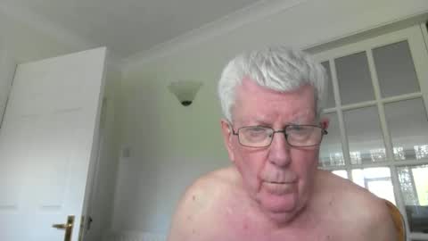 Snapshot of vassus chatting on 04.15.26 vassus online show from 04.15.26