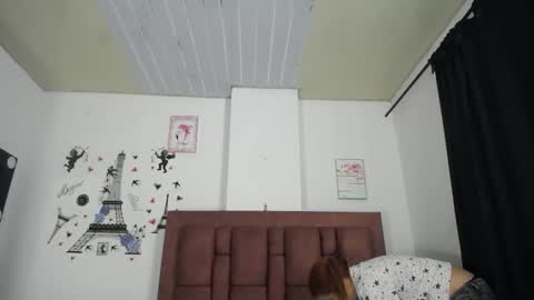 Snapshot of vauroracooper chatting on 11.01.25 Aurora Cooper online show from 11.01.25