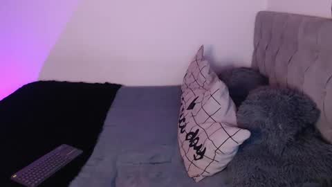Snapshot of vayolett_bass chatting on 02.13.25 Vayolett Bass online show from 02.13.25