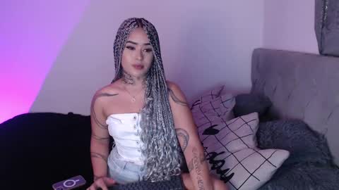Snapshot of vayolett_bass chatting on 02.21.25 Vayolett Bass online show from 02.21.25