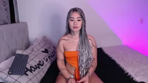 Snapshot of vayolett_bass chatting on 03.05.25 Vayolett Bass online show from 03.05.25