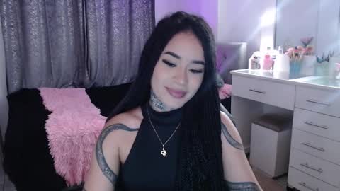 Snapshot of vayolett_bass chatting on 10.21.25 Vayolett Bass online show from 10.21.25