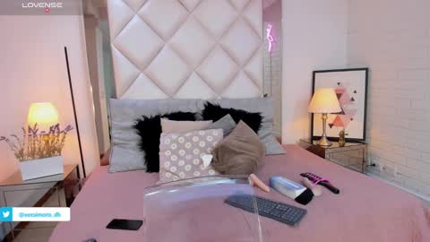 Vee Simons online show from 12.23.24