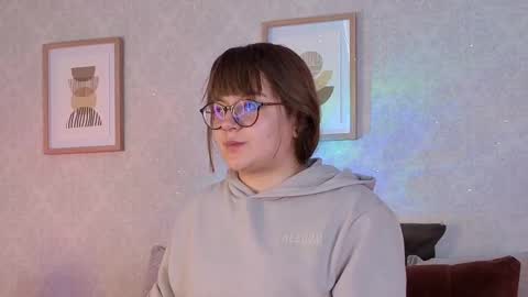 Vee Simons online show from 10.08.25