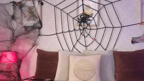 Vee Simons online show from 10.31.25