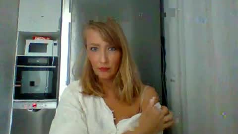 Snapshot of veessa chatting on 06.27.26 Veessa online show from 06.27.26