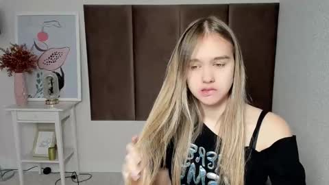 Snapshot of vel1ka chatting on 10.18.25 Barbara online show from 10.18.25