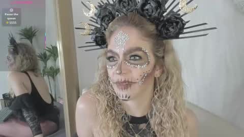 Snapshot of velora_ chatting on 10.31.25 Velora online show from 10.31.25