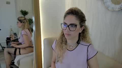 Snapshot of velora_ chatting on 11.11.25 Velora online show from 11.11.25