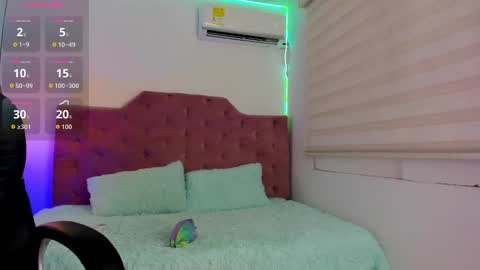 Snapshot of velveet_ chatting on 10.05.25 velveet_ online show from 10.05.25