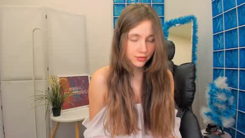 Snapshot of velvet_cherry chatting on 12.18.24 velvet_cherry online show from 12.18.24