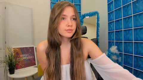 Snapshot of velvet_cherry chatting on 12.18.24 velvet_cherry online show from 12.18.24