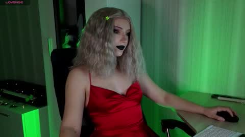 Snapshot of velvet_siren chatting on 10.29.25 Violet online show from 10.29.25