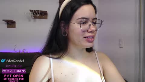 Snapshot of velvetcrystal chatting on 10.08.25 Crystal PVT OPEN online show from 10.08.25