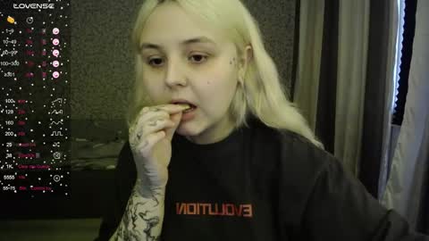 Snapshot of vendymories chatting on 10.08.25 eva 3 online show from 10.08.25