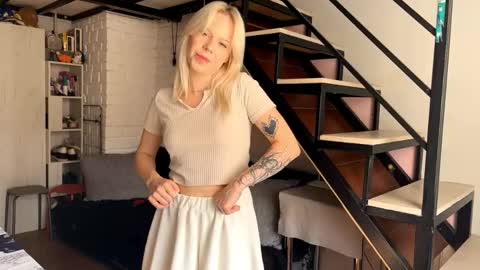 Snapshot of venessabonavia chatting on 10.23.25 Lisa online show from 10.23.25