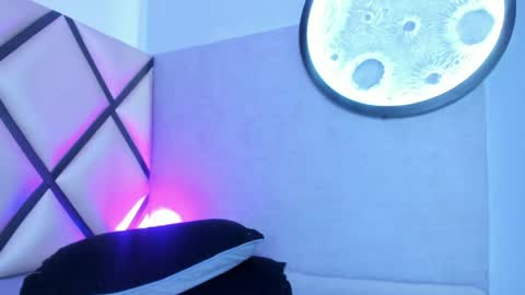 venuss_03 online show from 04.01.26