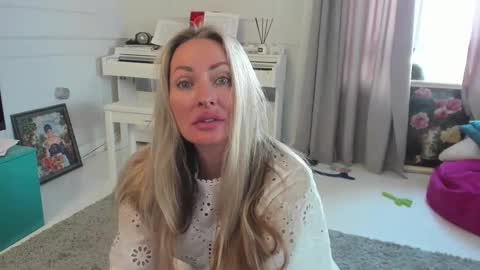Snapshot of veola_new chatting on 09.28.25 Violetta online show from 09.28.25