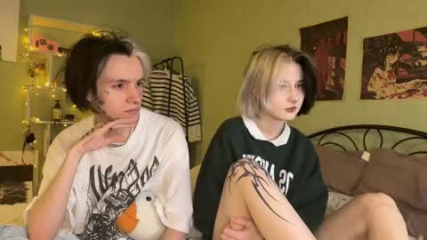 Snapshot of veryraretwins chatting on 10.04.25 veryraretwins online show from 10.04.25