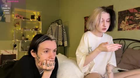 Snapshot of veryraretwins chatting on 10.05.25 veryraretwins online show from 10.05.25