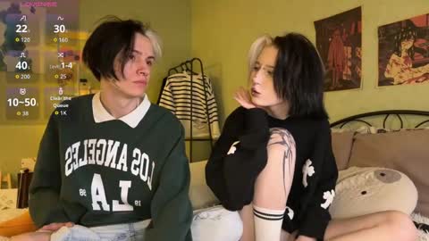 Snapshot of veryraretwins chatting on 10.12.25 veryraretwins online show from 10.12.25