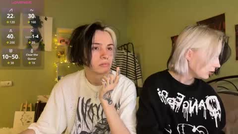 Snapshot of veryraretwins chatting on 10.16.25 veryraretwins online show from 10.16.25