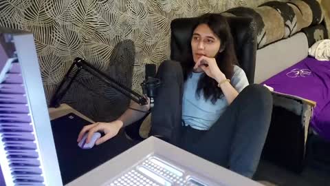 Snapshot of vialeras chatting on 12.22.24 vialeras online show from 12.22.24