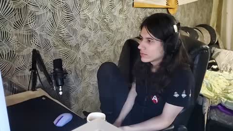 Snapshot of vialeras chatting on 12.28.24 vialeras online show from 12.28.24