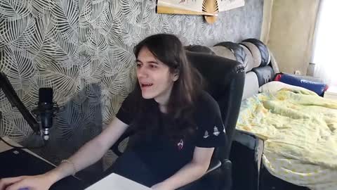 Snapshot of vialeras chatting on 12.29.24 vialeras online show from 12.29.24