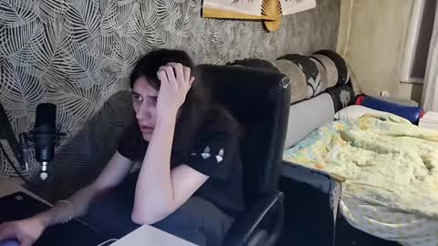 Snapshot of vialeras chatting on 12.29.24 vialeras online show from 12.29.24