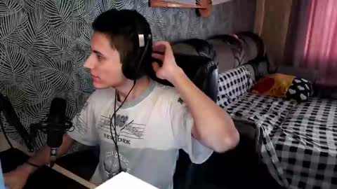 Snapshot of vialeras chatting on 02.13.25 vialeras online show from 02.13.25