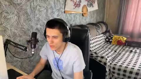 Snapshot of vialeras chatting on 02.14.25 vialeras online show from 02.14.25