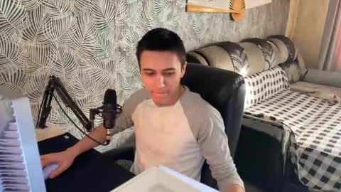 Snapshot of vialeras chatting on 02.23.25 vialeras online show from 02.23.25