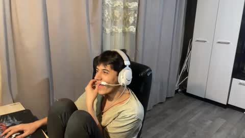 Snapshot of vialeras chatting on 10.16.25 vialeras online show from 10.16.25