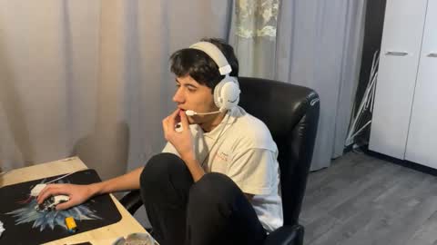 Snapshot of vialeras chatting on 10.20.25 vialeras online show from 10.20.25