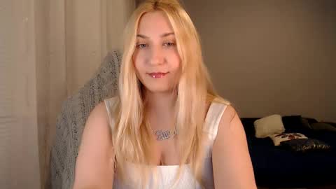 Snapshot of vibezgirl chatting on 10.11.25 Amelia online show from 10.11.25