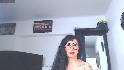 Snapshot of vicky_hotmilf chatting on 06.12.26 Vicky online show from 06.12.26