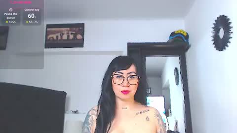 Snapshot of vicky_hotmilf chatting on 06.16.26 Vicky online show from 06.16.26