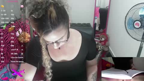 Snapshot of vickysexyx chatting on 10.13.25 Valentina online show from 10.13.25