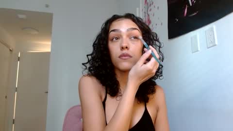 Snapshot of vickyyyx chatting on 11.11.25 Goddess Victory online show from 11.11.25