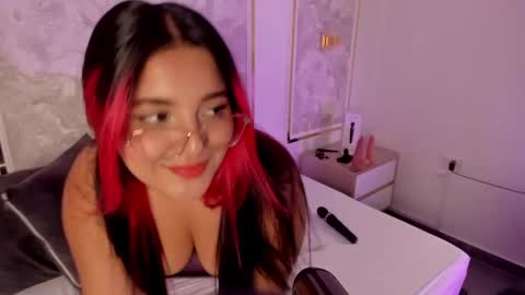 Snapshot of victoria18x chatting on 09.24.25 Victoria online show from 09.24.25