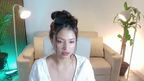 Snapshot of victoria___moon chatting on 01.05.26 victoria online show from 01.05.26