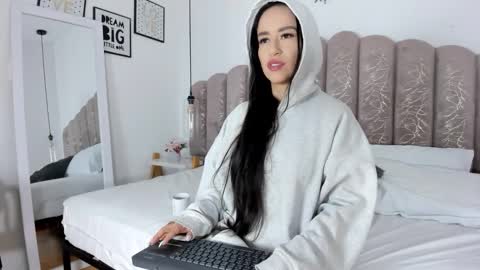 Snapshot of victoria_cooper3 chatting on 10.24.25 valentina online show from 10.24.25