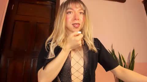 Snapshot of victoria_qq chatting on 10.01.25 D A N I online show from 10.01.25