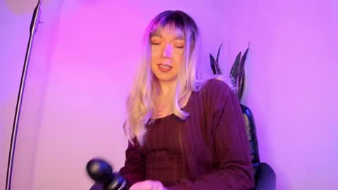 Snapshot of victoria_qq chatting on 10.15.25 D A N I online show from 10.15.25