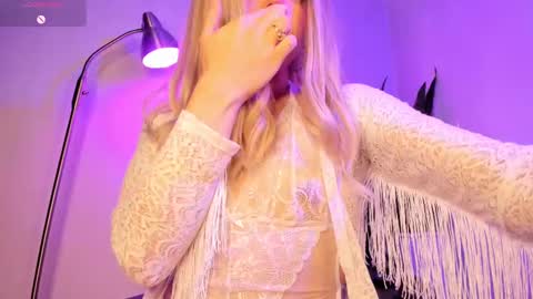 Snapshot of victoria_qq chatting on 10.17.25 D A N I online show from 10.17.25